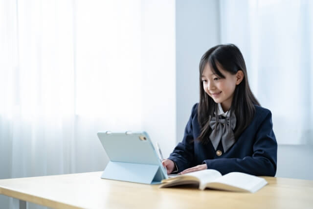 タブレットで楽しく授業を視聴している中学生